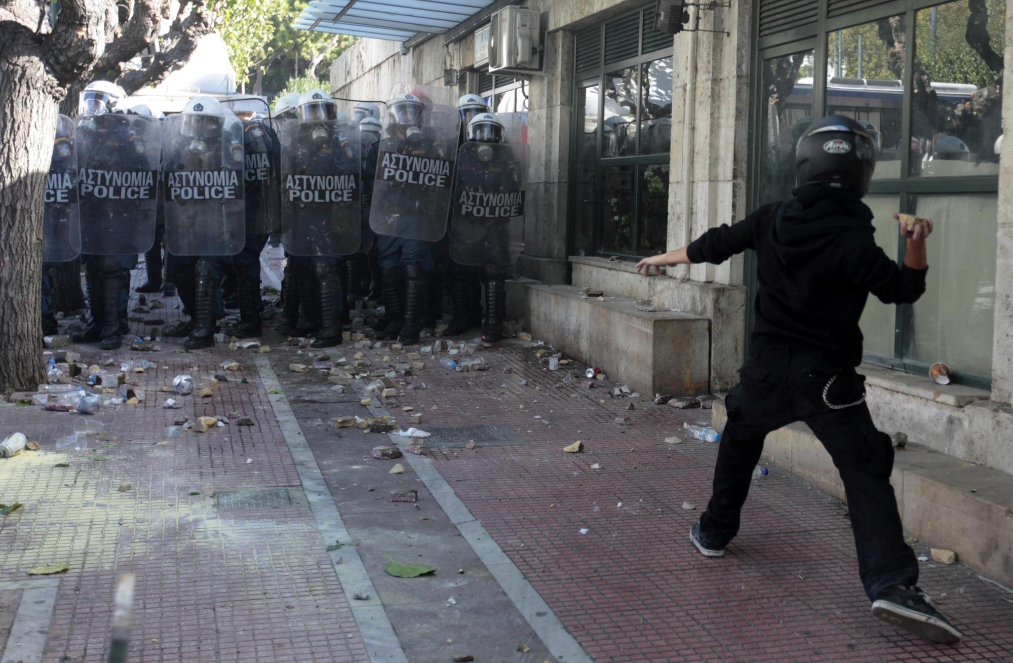 希腊艰难出台新紧缩政策 12万人大罢工酿成冲突
