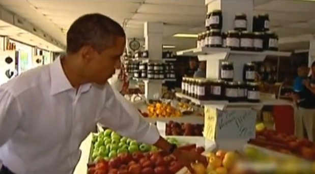 奥巴马夫妇逛农贸市场 买10个南瓜为万圣节做准备