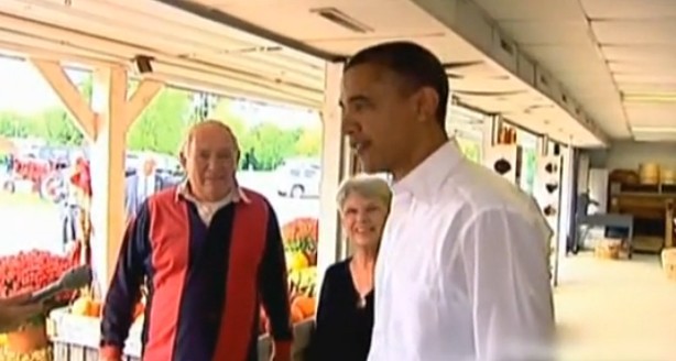 奥巴马夫妇逛农贸市场 买10个南瓜为万圣节做准备