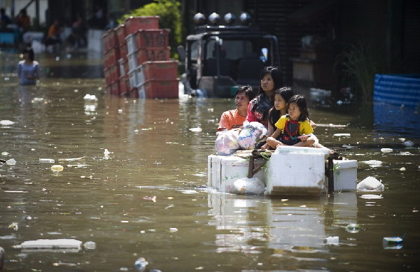 泰国曼谷郊区居民受洪灾影响撤离家园