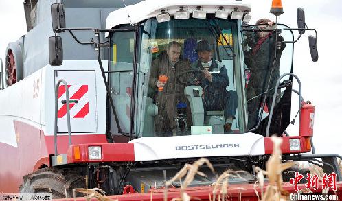 俄总统总理下乡视察 开收割机收玉米体验农活