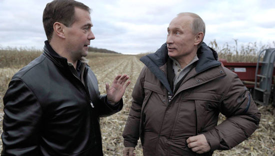 俄总统总理下乡视察 开收割机收玉米体验农活