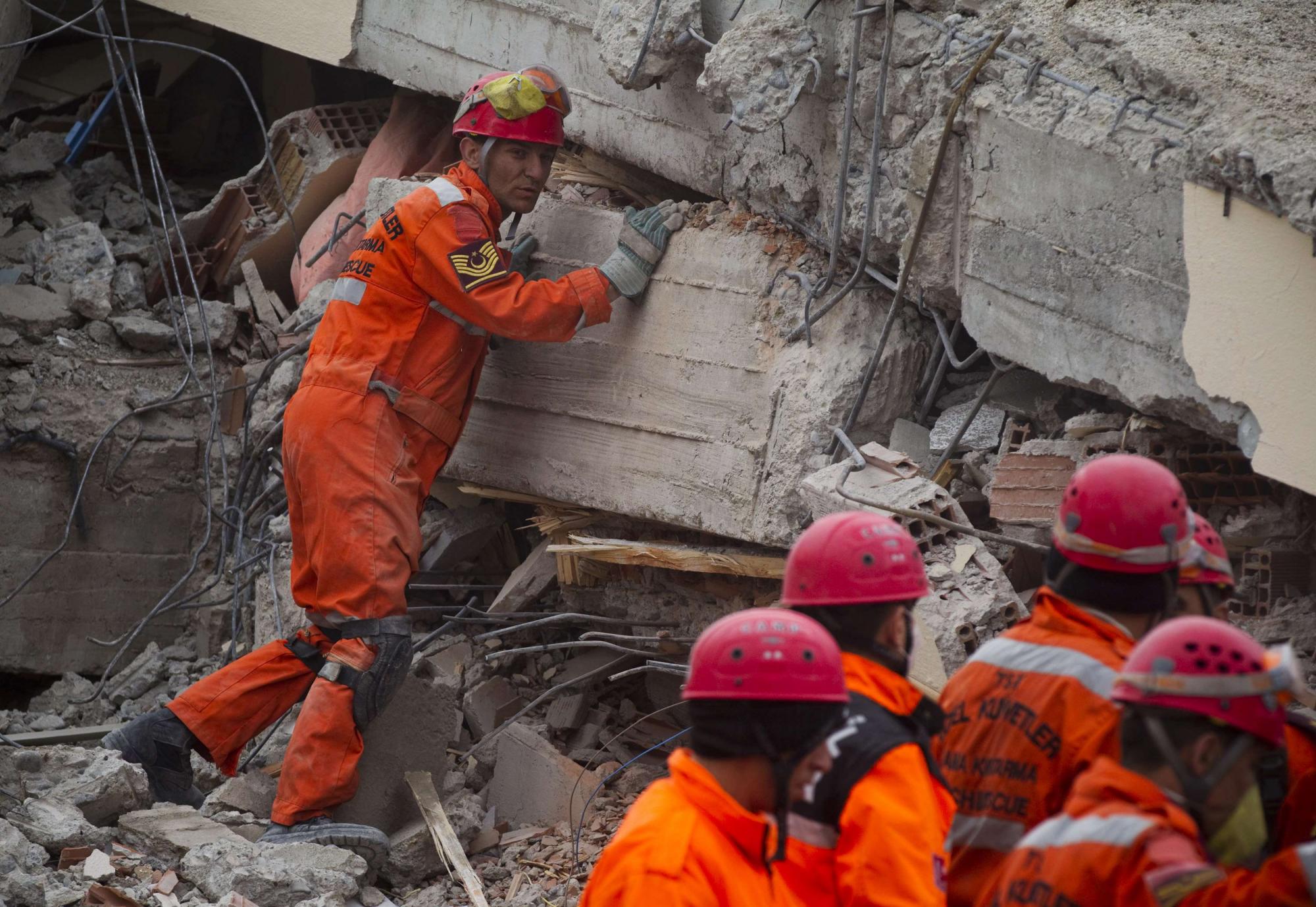 土耳其祖孙三代被困两天后获救 强烈余震引发