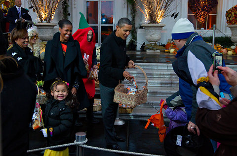 奥巴马夫妇白宫门口发万圣节糖果 逗乐孩子