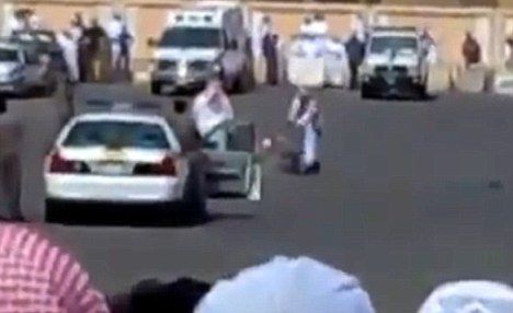沙特男子在停车场公开斩首苏丹“巫师”(图)