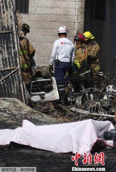 墨西哥一架轻型飞机坠毁 致3人死亡8辆汽车起火