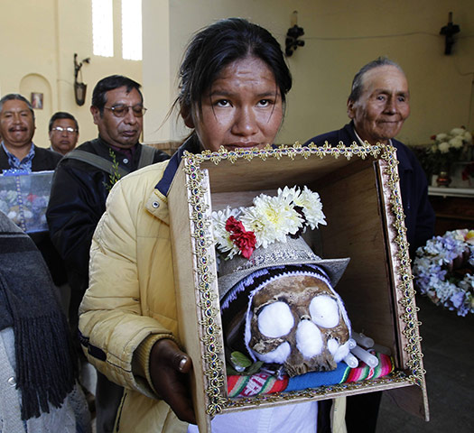 骷髅带来好运 玻利维亚人庆祝“头骨祈福日”