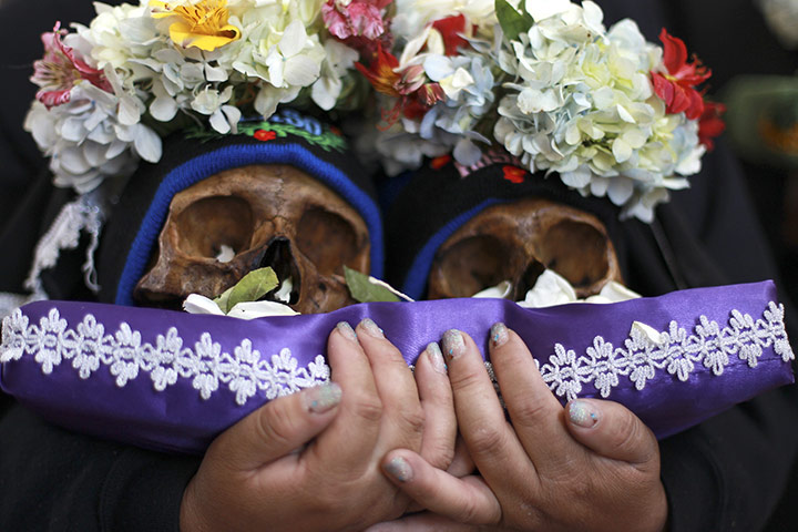骷髅带来好运 玻利维亚人庆祝“头骨祈福日”