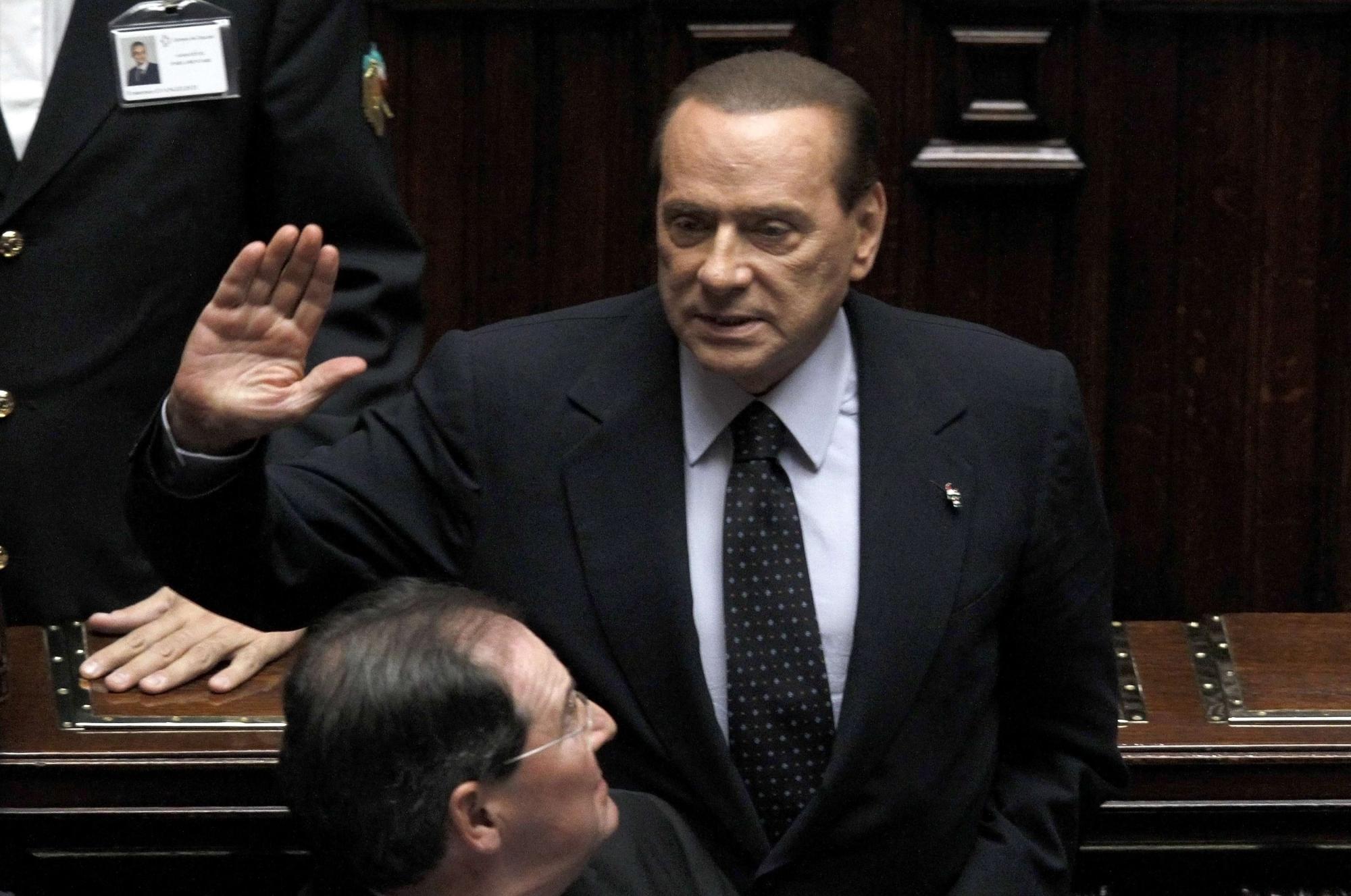 意大利总理贝卢斯科尼辞职 支持者感谢、反对者嘲讽