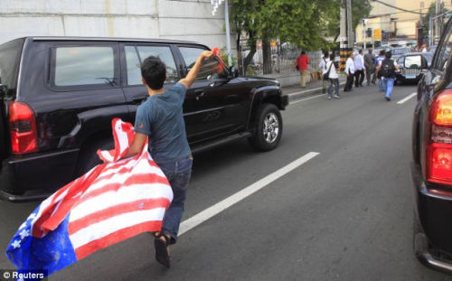 希拉里出访菲律宾期间车队遭泼漆