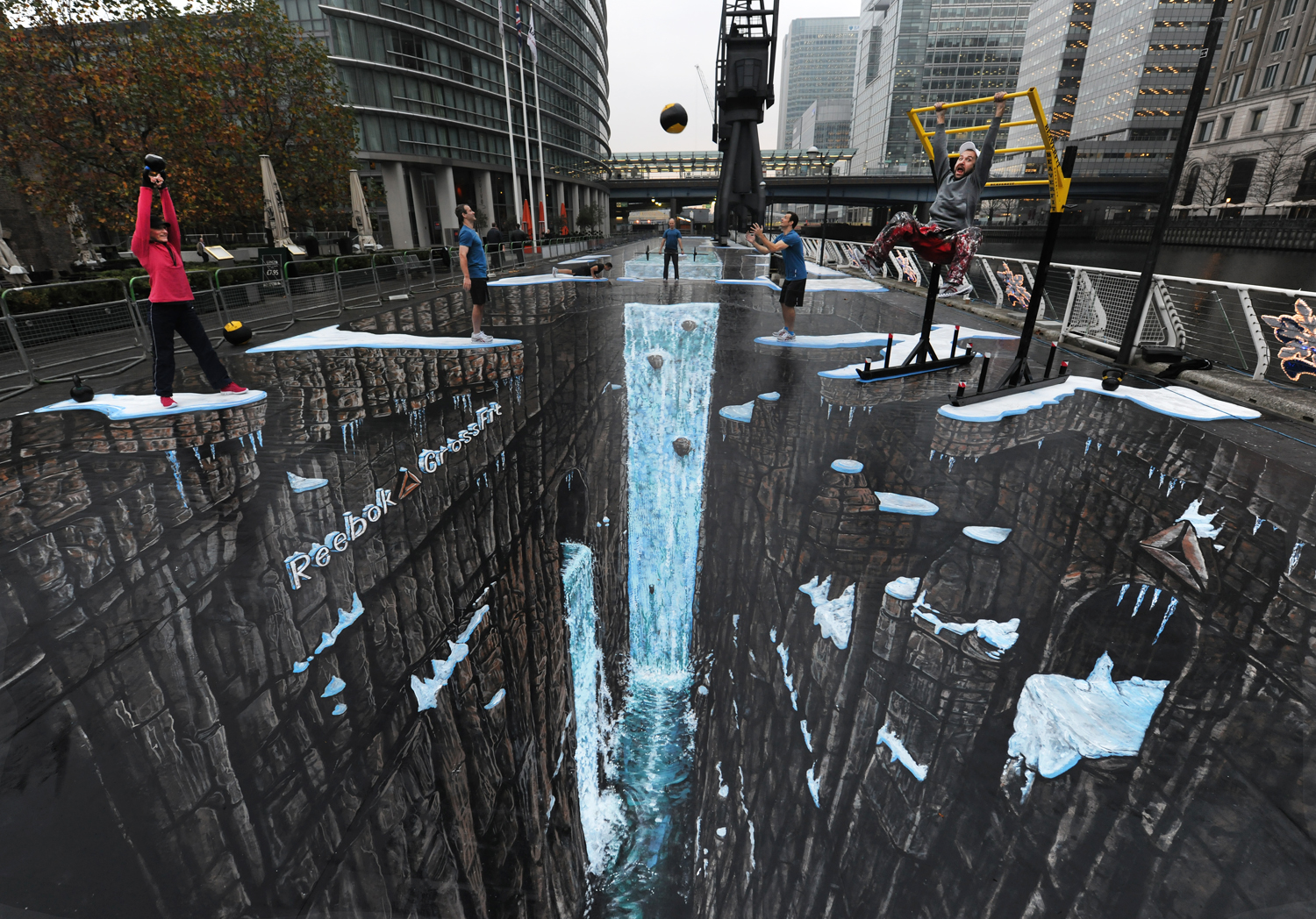 世界最大3D绘画亮相伦敦街头 可体验“悬崖”健身乐趣
