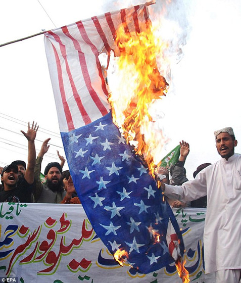 巴基斯坦宣布永久封锁北约供给线 示威民众怒烧奥巴马人偶