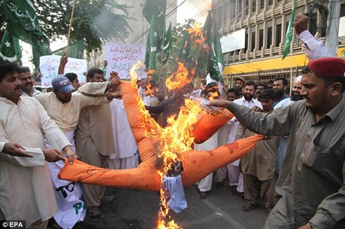 巴基斯坦民众焚烧奥巴马肖像 高喊打倒美国