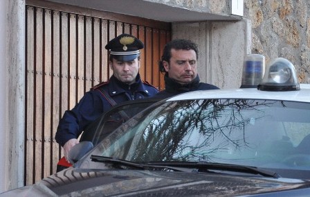 意邮轮触礁侧翻 船长施救不利弃船而逃被逮捕