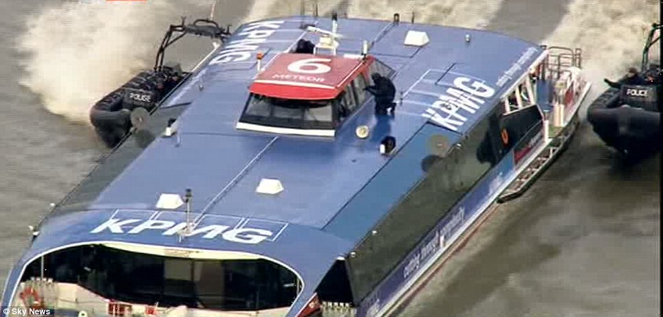 英国军警泰晤士河展开联合演习 力保奥运水路安全 - 中文国际