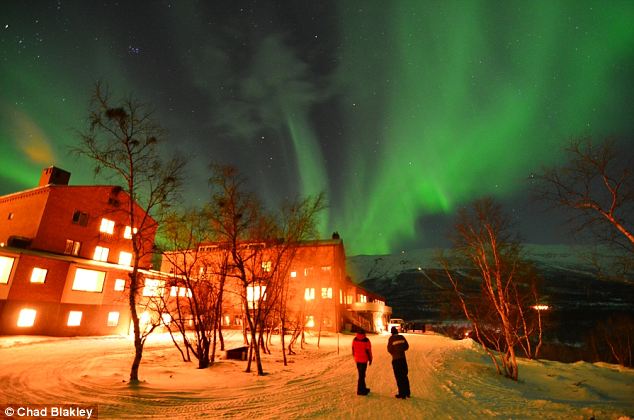 6年多来最强太阳风暴袭击地球 引发罕见北极光