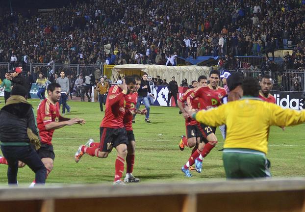 埃及两足球队球迷爆发冲突 73人死亡数百人受