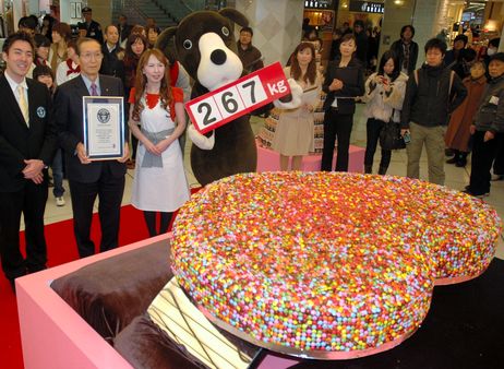 日本制造267公斤情人节巧克力破世界纪录