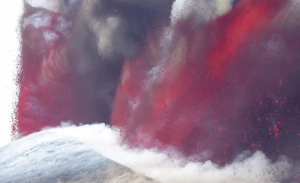 欧洲最高活火山再次爆发 血红色岩浆喷发景象壮观