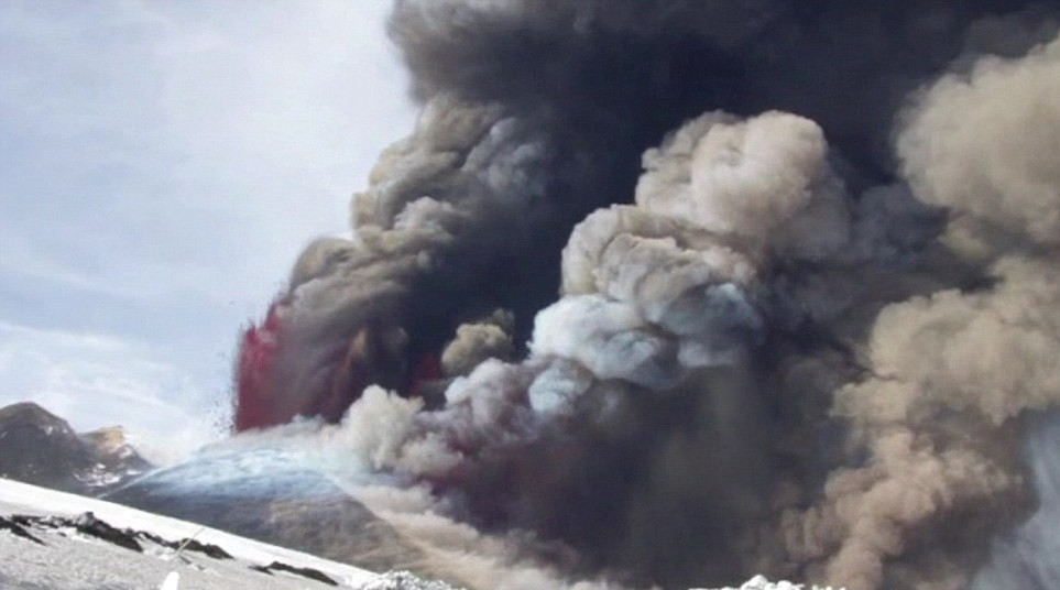欧洲最高活火山再次爆发 血红色岩浆喷发景象壮观