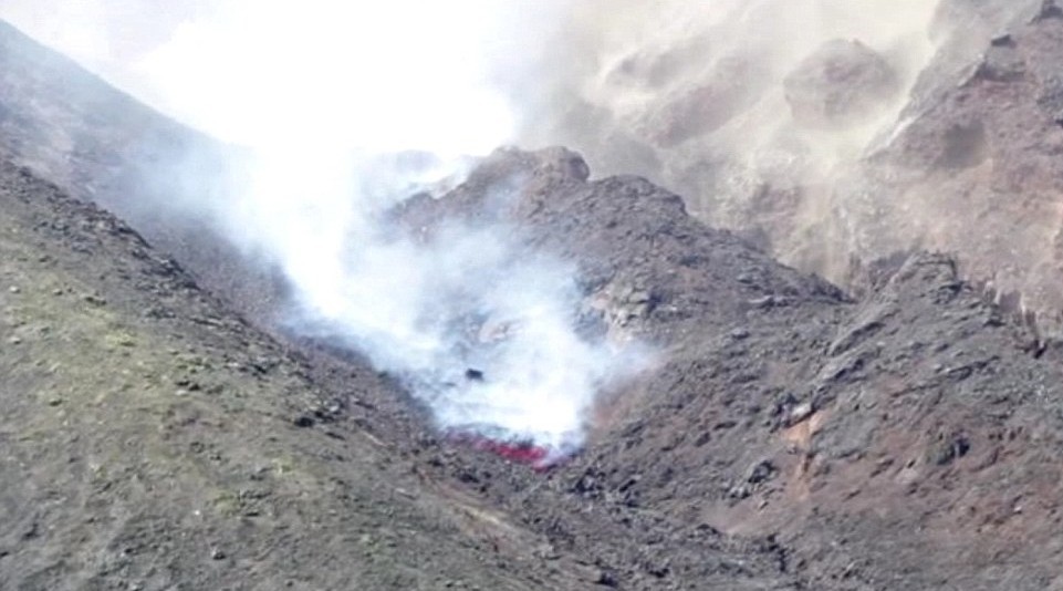 欧洲最高活火山再次爆发 血红色岩浆喷发景象壮观