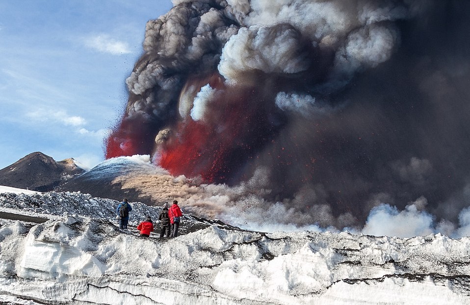 欧洲最高活火山再次爆发 血红色岩浆喷发景象壮观