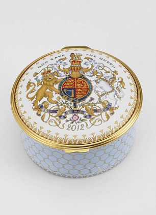 英女王登基60周年官方纪念品发布 一把茶壶250英镑