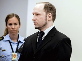挪威爆炸枪击案凶手庭审被扔鞋 受害者家属拍手喝彩