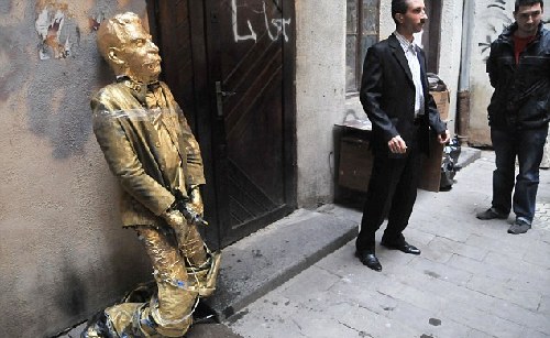乌克兰出现斯大林撒尿造型雕像 灵感来源“撒尿的小男孩”