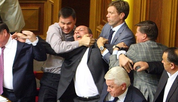 乌克兰议会执政党与反对派打群架 场面混乱