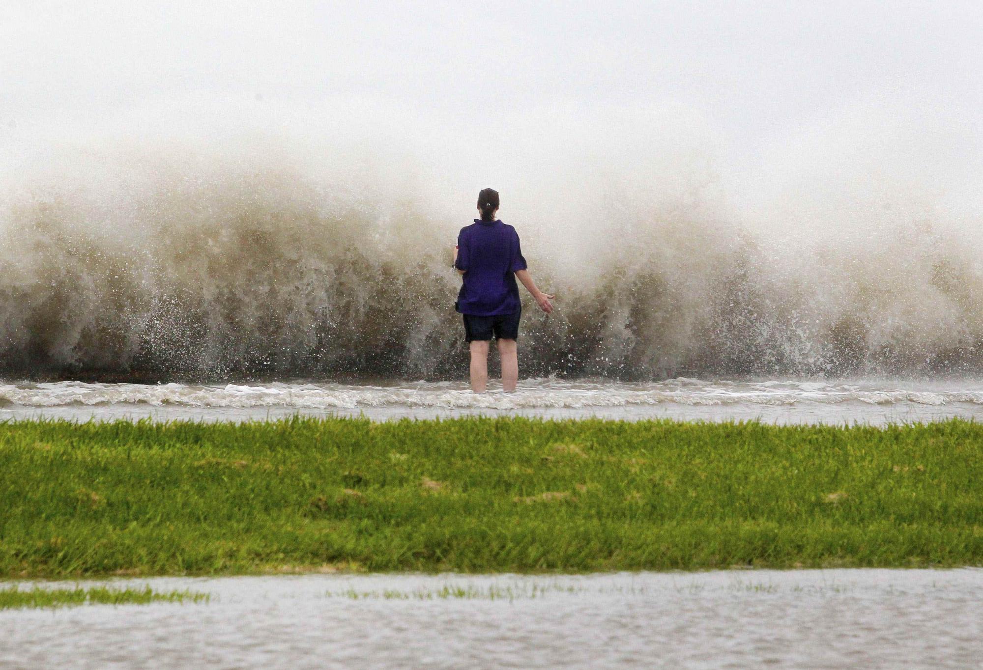 艾萨克增强为一级飓风登美 全球最大防洪系统