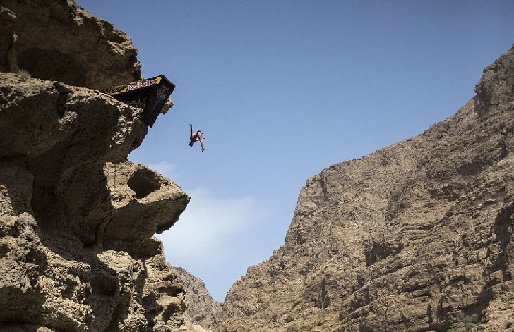 27米悬崖惊险一跃英国小伙夺得2012年悬崖跳