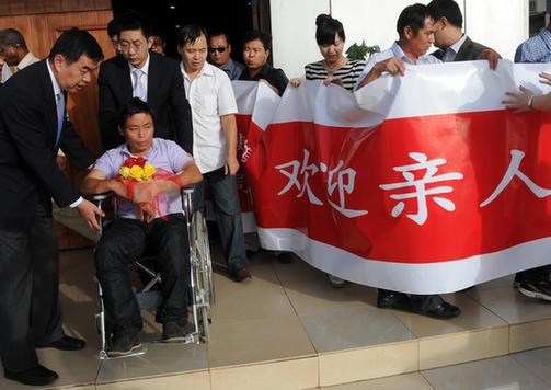 被劫持后获释的4名中国员工抵达喀土穆