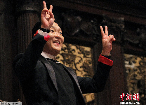 鸟叔哈佛大学演讲 现场不忘秀骑马舞