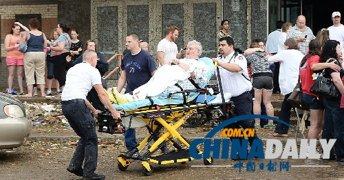 美国俄克拉荷马市郊遭龙卷风重创 近百人死亡