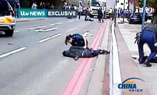 伦敦街头上演恐怖癫狂一幕 两男杀人后当场“演讲”