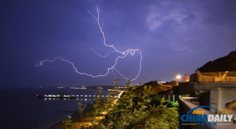 组图：暴风雨终结英国酷热天气 闪电惊心动魄房屋受损