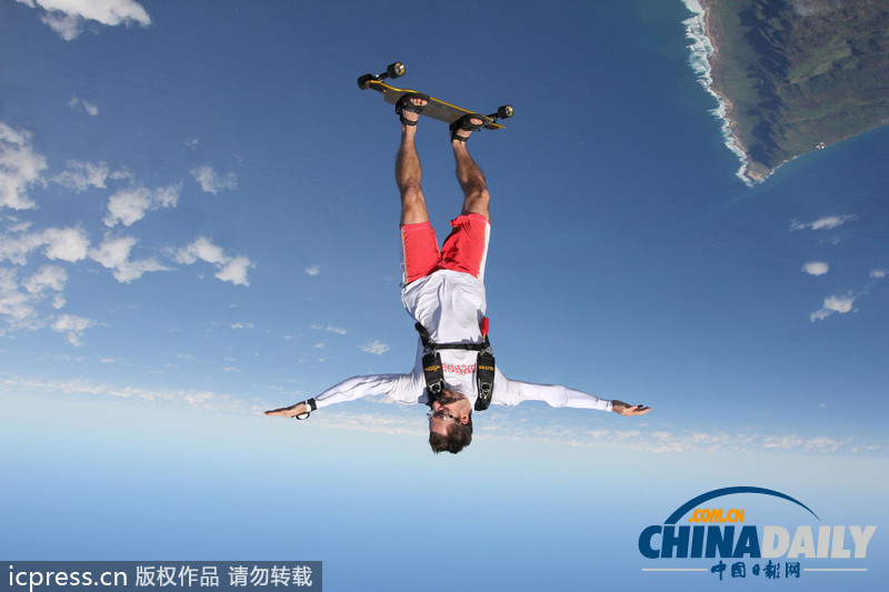 极限运动家脚绑滑板空中炫特技 腾云驾雾宛如孙悟空