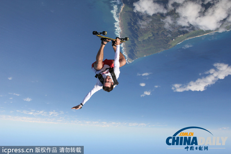 极限运动家脚绑滑板空中炫特技 腾云驾雾宛如孙悟空