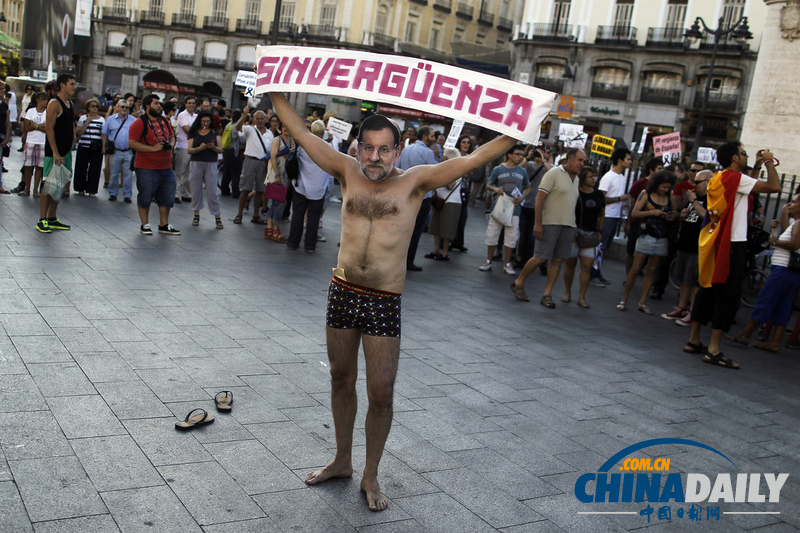 西班牙首相深陷受贿丑闻 男子半裸身体抗议吁其辞职