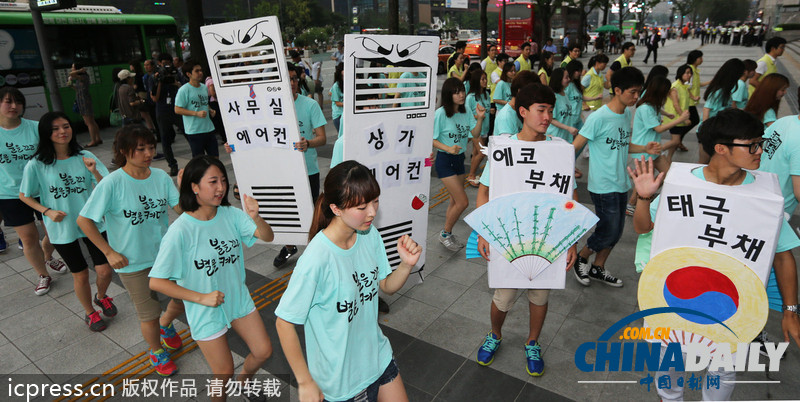 韩国青年不惧高温 动感舞蹈呼吁夏季节约用电（图）
