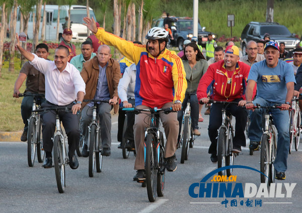 委内瑞拉总统与政府工作人员同骑自行车（组图）