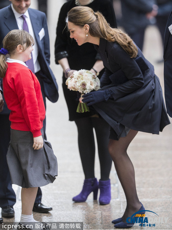 英国凯特王妃出席慈善活动穿黑丝秀美腿不畏寒