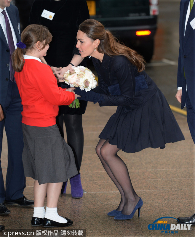 英国凯特王妃出席慈善活动 穿黑丝秀美腿不畏