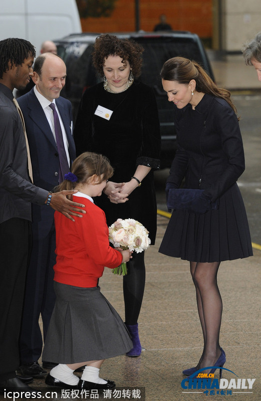 英国凯特王妃出席慈善活动 穿黑丝秀美腿不畏