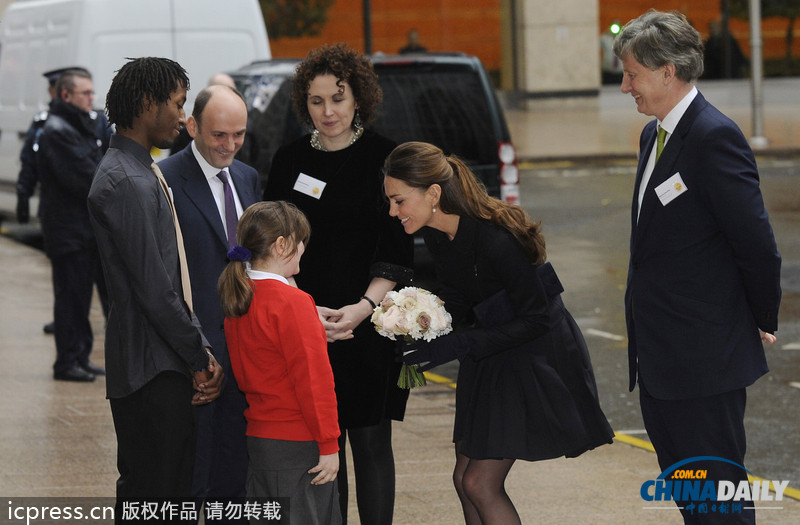 英国凯特王妃出席慈善活动 穿黑丝秀美腿不畏