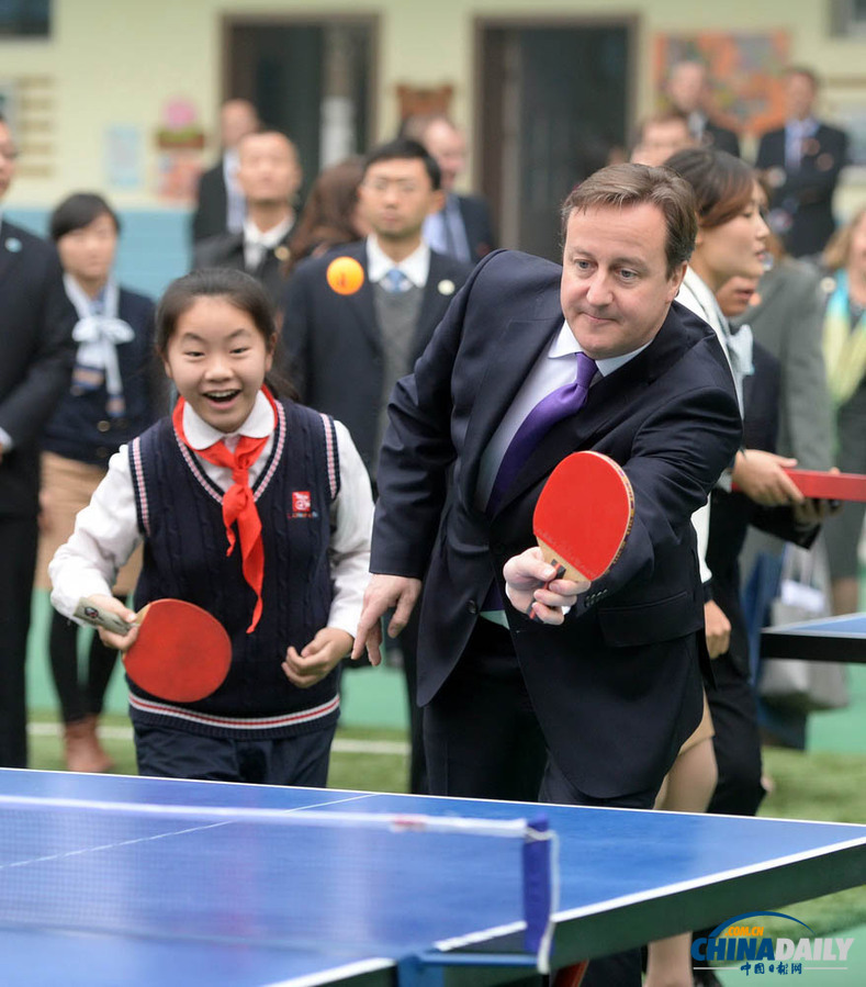 卡梅伦访问成都与中国小学生交流互动、打乒乓