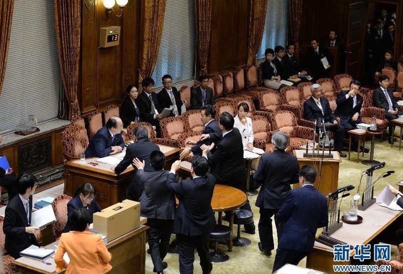 日本参院特委会强行通过《特定秘密保护法案》议员曾爬上桌子抗议