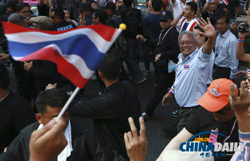 泰国示威声势已不如前 素贴亲上前线作揖鼓舞士气