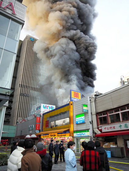 东京地铁站附近发生大火 已烧毁4栋建筑物(图)
